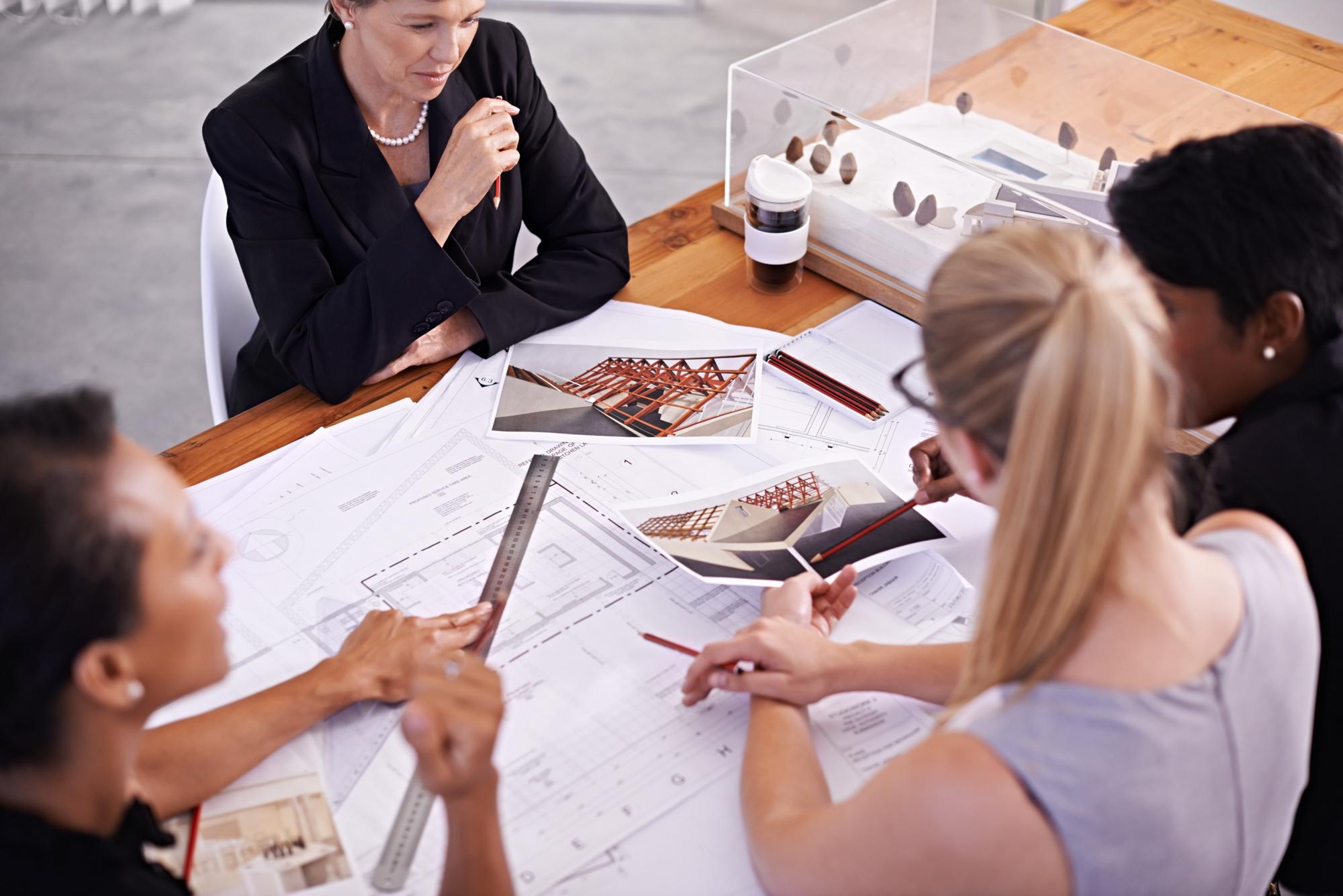 agent imobiliar discutand cu proprietarul